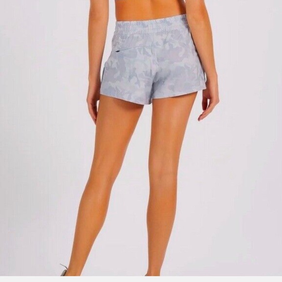 NWT 🏃♀️ Vuori | Dash Short - Pale Grey Camo - Picture 2 of 8